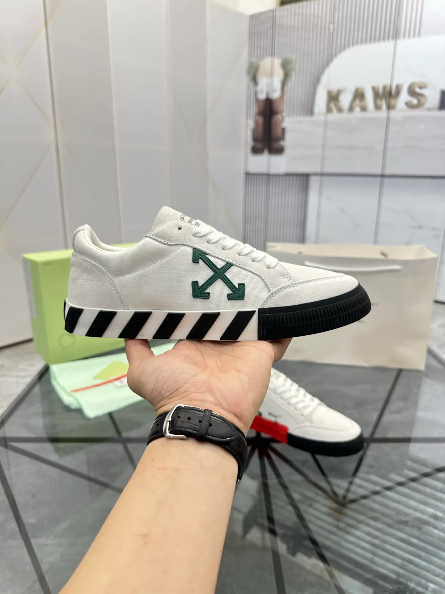 Selling men's shoes 💰: 💰P440¥ Product trademark: OFF WHITE * "OFF WHITE*" low-top casual shoes Regular size: 35-45 (can be customized to 46) Couple style Product materials: imported nubuck leather upper spliced ​​with original fabric, breathable lining, original outsole. No.: H203